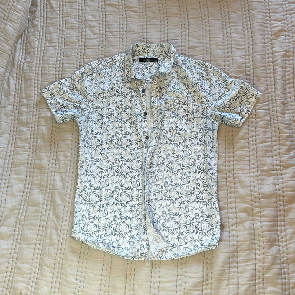 Men’s button down short sleeve tropical shirt. Size small.